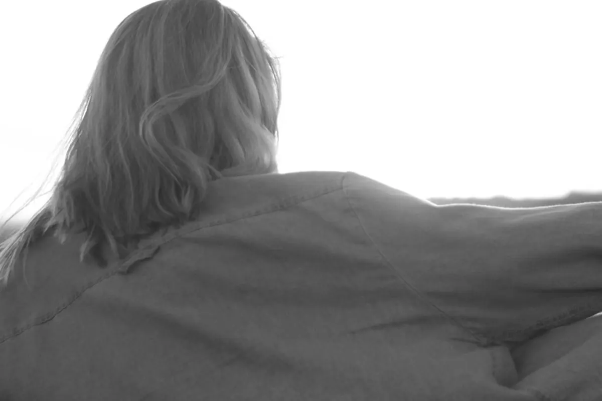 Vrouw die haar rug strekt